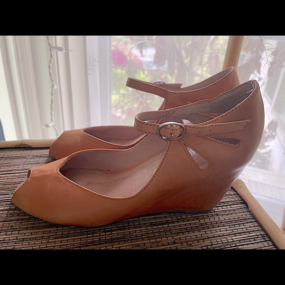 Gorgeous size 8 Jeffrey Campbell leather wedge sandals